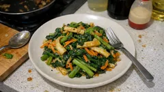 マヨネーズが油代わりに？アスパラ菜と油揚げのコク旨炒め、あと一品がすぐ完成